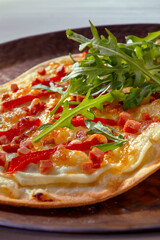 Flammkuchen mit Ruccola Paprika und Schinkenwuerfel. Pizza, close up, Käse, Schmand
