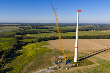 Auf einer Baustelle wird ein Windrad aufgebaut 