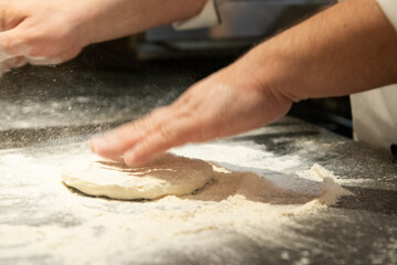Preparando a pizza em todos os processos de producao
