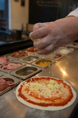 Preparando a pizza em todos os processos de producao