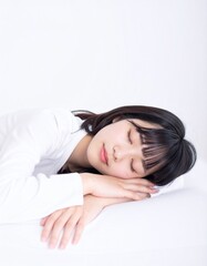 Fototapeta premium 日本人,女性,10代,眠そう,シンプルな白い背景,Simple white background,Japanese,Female,Teens,Sleepy
