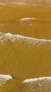 Movimento das ondas em uma praia de agua doce na amaz&ocirc;nia brasileira capturado na cidade de Barcarena no Par&aacute; 