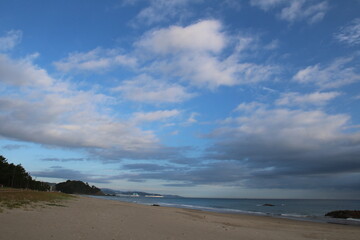 파란하늘과 흰구름 그리고 바닷가 풍경 
