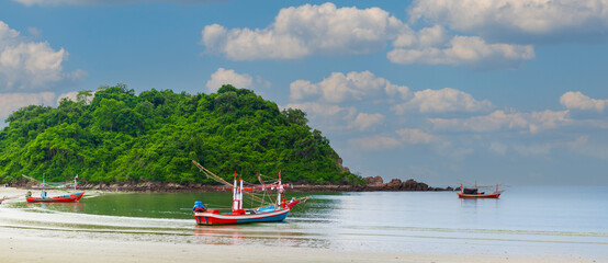 Obraz premium Beach view and small fishing boats on an island in the tropical sea of ​​Thailand.