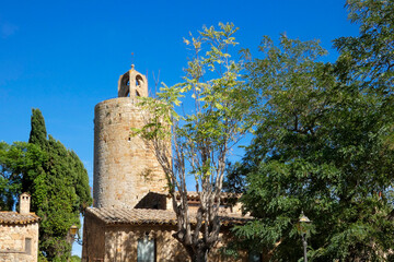 Cit&eacute;e m&eacute;di&eacute;vale de Pals sur la Costa Brava en Espagne (Eglise de San Pere, Torre de les Hores, ...)