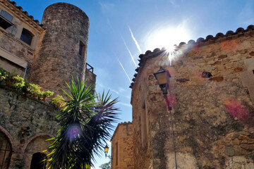 Cit&eacute;e m&eacute;di&eacute;vale de Pals sur la Costa Brava en Espagne (Eglise de San Pere, Torre de les Hores, ...)