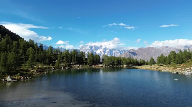 En las monta&ntilde;as del Lago que refleja el Monte Blanco en Italia capturado por un drone es un espect&aacute;culo visual, de paz y de vida de nomada digital.