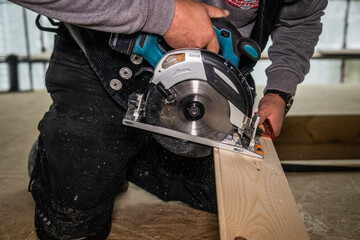 HAndwerker arbeuet mit Tauchsäge