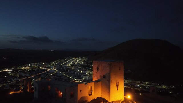 la noche en el hermoso castillo de la estrella en Teba, Espa&ntilde;a