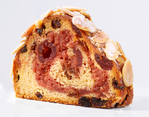 Stollen mit eingebackenen Pflaumen, Rosinen, Weihnachten, isoliert, Mandeln, Puderzucker, 