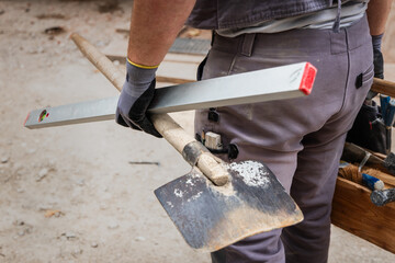 Maurer trägt sein Werkzeug zum Arbeitsplatz