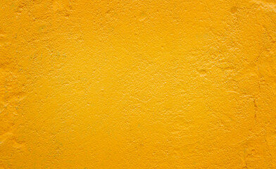 Naklejka premium Yellow textured wall background with rough surface and copy space
