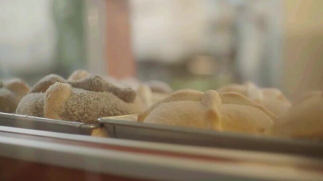 El pan tradicional mexicano de D&iacute;a de Muertos en la panader&iacute;a.