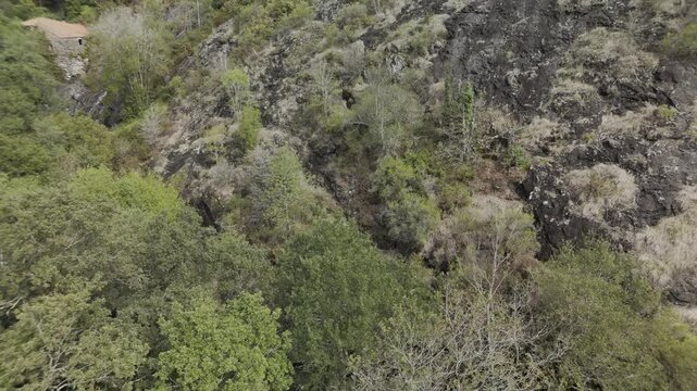 Naturaleza salvaje en el norte de Espa&ntilde;a &ndash; Cascada desde el aire
