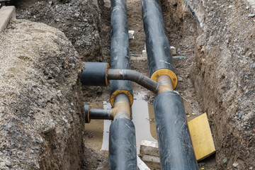 Baustelle mit Leitungsgraben f&uuml;r eine neue Fernw&auml;rmeleitung