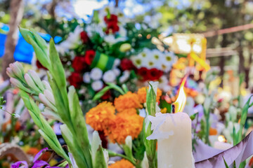 Tumbas decoradas durante el Día de Muertos en el pueblo de Tzintzuntzan, Michoacán, México