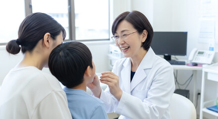 Fototapeta premium 小児科で医師の診察を受ける子ども