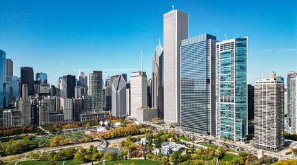 Obraz premium Chicago downtown city park and skyline. Autumn city park landscape. Cityscape with fall city park. Chicago cityscape skyline architecture. Skyscraper and landscape. Chicago cityscape. City skyline