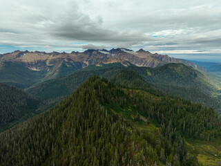 Obraz premium The glacier topped peaks of the North Cascades mountains in Washington, USA