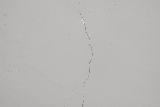 Grieta en pared blanca de concreto