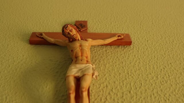 La cruz de cristo es el amor entregado. Su rostro muestra distintos sentimientos, pero la cruz muestra el amor donado gratuito y crucificado.