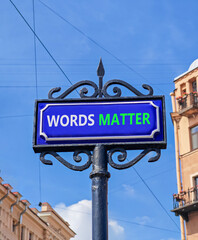 Obraz premium Words matter symbol. Concept word Words matter on beautiful blue road sign. Beautiful blue sky and buildings background. Business words matter concept. Copy space.