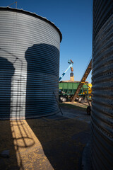 Traslado de semillas entre transportes, tolvas, chimangos y silos de acopio, imagen vertical