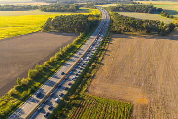 Stau auf einer deutschen Autobahn mit gebildeter Rettungsgasse