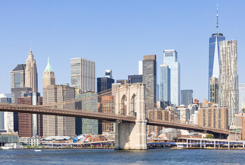 Naklejka premium View of New York City and the Brooklyn Bridge with the Hudson River