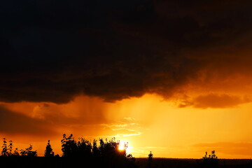 Roter Himmel / Sonnenuntergang - Abendrot mit d&uuml;sterem Wolkenhimmel / Haufenwolken (Cumulus)