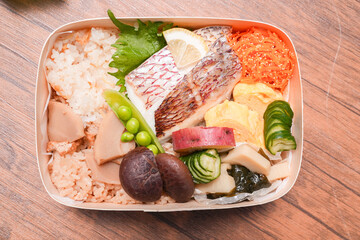 彩り豊かな日本の和食ランチボックス