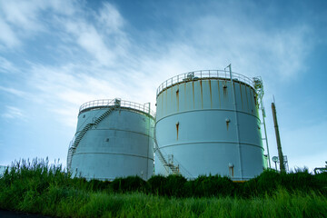 草原に建つ巨大タンク