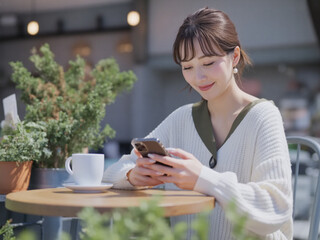 カフェでスマホを操作する女性　Generative AI