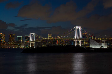 レインボーブリッジと街並みの夜景