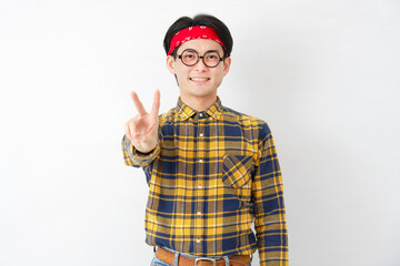 アキバ系の男性　ピースサイン　白背景