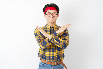 アキバ系の男性　腕でばつ印のジェスチャー　白背景