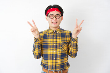 アキバ系の男性　ピースサイン　両手　白背景