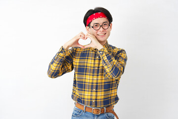 アキバ系の男性　ハートのジェスチャー　白背景