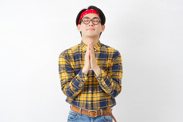 アキバ系の男性　合掌して祈る　白背景