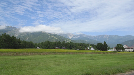 日本：平川と白馬連峰／白馬オリンピック大橋から見る景色／長野県白馬村・9月 © yumiko