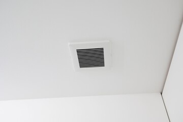 天井に設置された換気扇の換気口