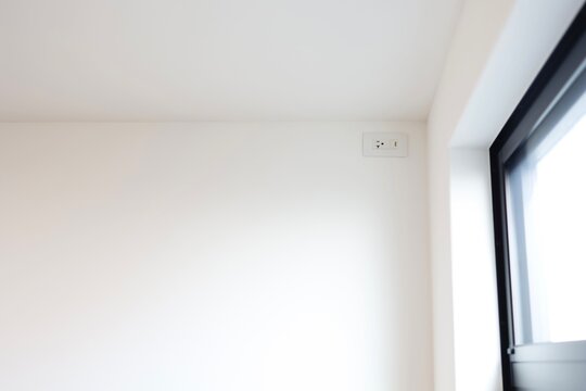 部屋の隅に設置されたエアコン用100V20Aコンセント