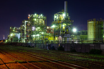 夜の工場地帯にある工場夜景