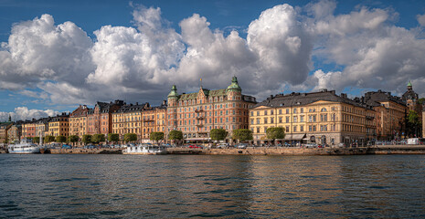 Fototapeta premium Scenic view of colorful buildings along the waterfront under a cloudy sky