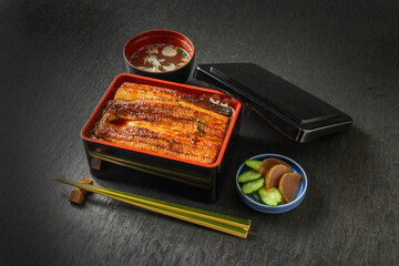 うなぎ　Eel and rice in a lacquered box