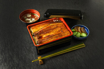 うなぎ　Eel and rice in a lacquered box