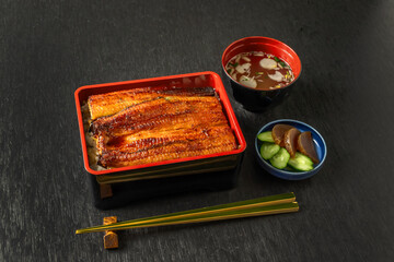 うなぎ　Eel and rice in a lacquered box