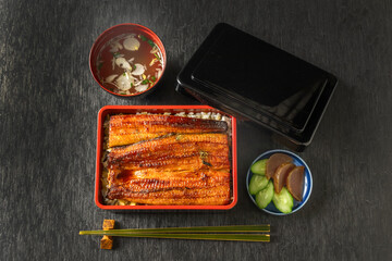 うなぎ　Eel and rice in a lacquered box