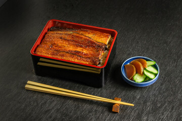 うなぎ　Eel and rice in a lacquered box