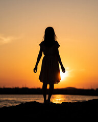 夕陽に照らされた若いアジア人女性のシルエット